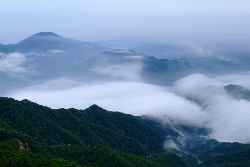 洛阳起止王屋山一日游;; 王屋山风景区_河南视窗; 王屋山景区前的车队